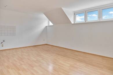 Wohnung zur Miete 360 € 2 Zimmer 45 m² Dachgeschoss, 2. Geschoss frei ab sofort Riesaer Straße 7 Oschatz Oschatz 04758