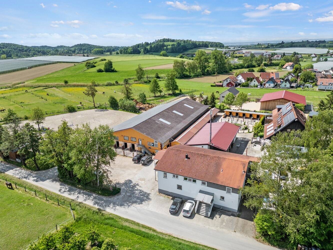 Reitanlage mit 5-Zimmer-Wohnung, 41 Pferdeboxen, Reithalle und Außensandplatz