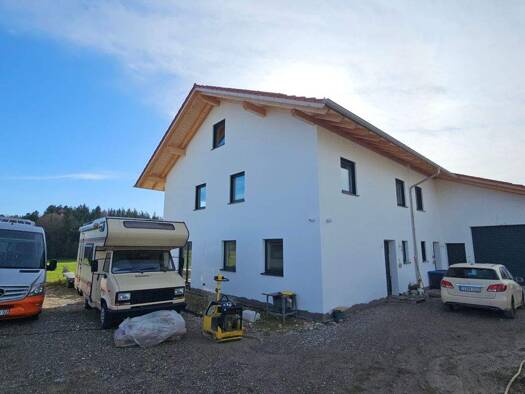 Doppelhaushälfte zur Miete - Erstbezug 2.100 € 6 Zimmer 160 m² 300 m² Grundstück frei ab 01.01.2026 Weibhausen Wonneberg 83379