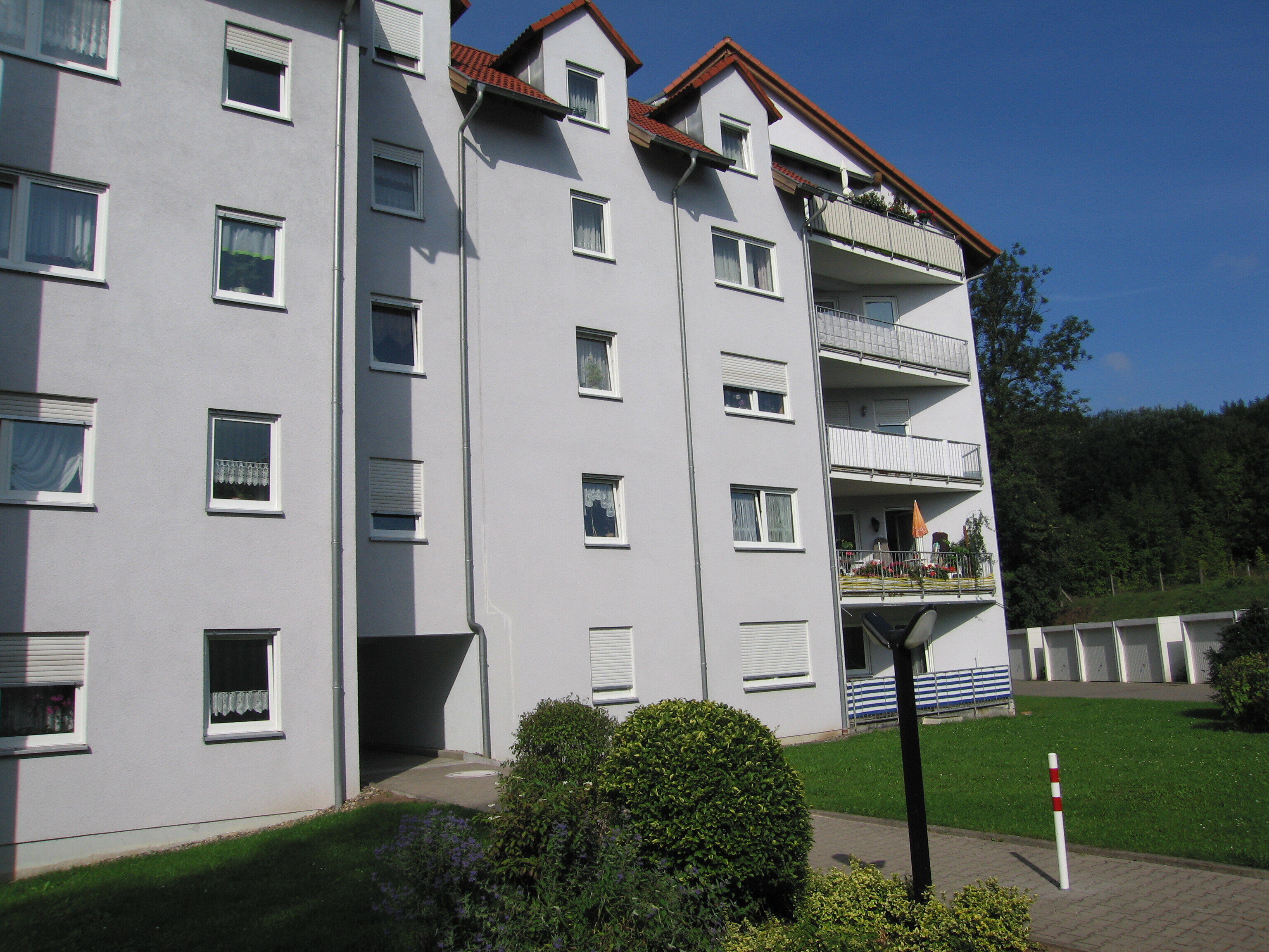 Wohnung zur Miete 360 € 2 Zimmer 63,4 m²<br/>Wohnfläche 01.10.2024<br/>Verfügbarkeit Am Römersbach 12 Hildburghausen Hildburghausen 98646