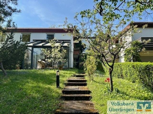 Platz für eine ganze Familie - Gut geschnittene Doppelhaushälfte mit Garten und Garage
