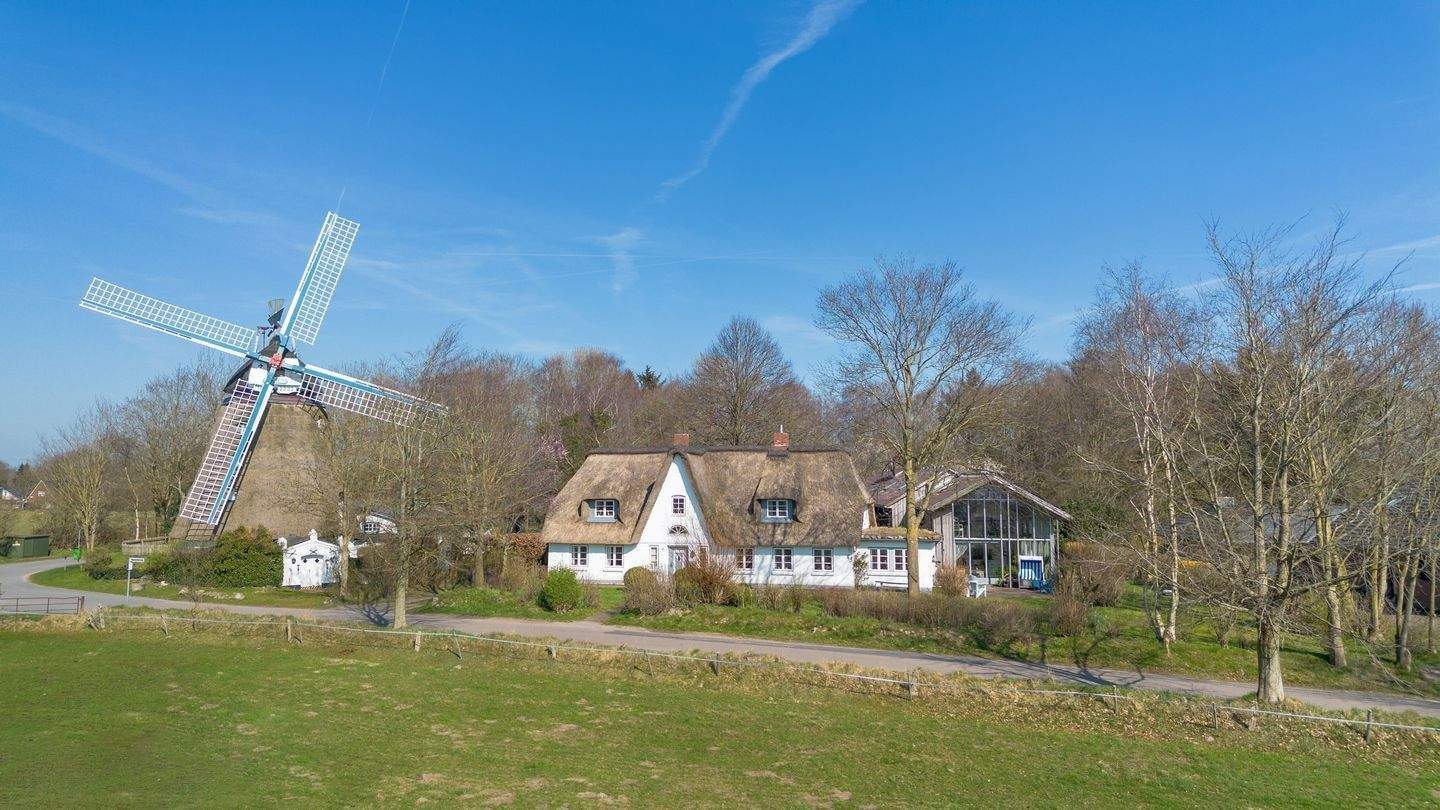 Immobilie in Struckum - Einzigartiges Reetdachhaus mit idyllischem Bauerngarten in Nordseenähe - Bild 1