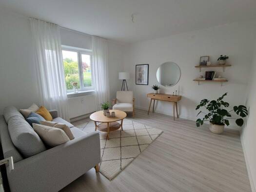 Wohnung zur Miete 310 € 2 Zimmer 52,9 m² EG frei ab sofort Lungwitzer Straße 30 Glauchau 08371