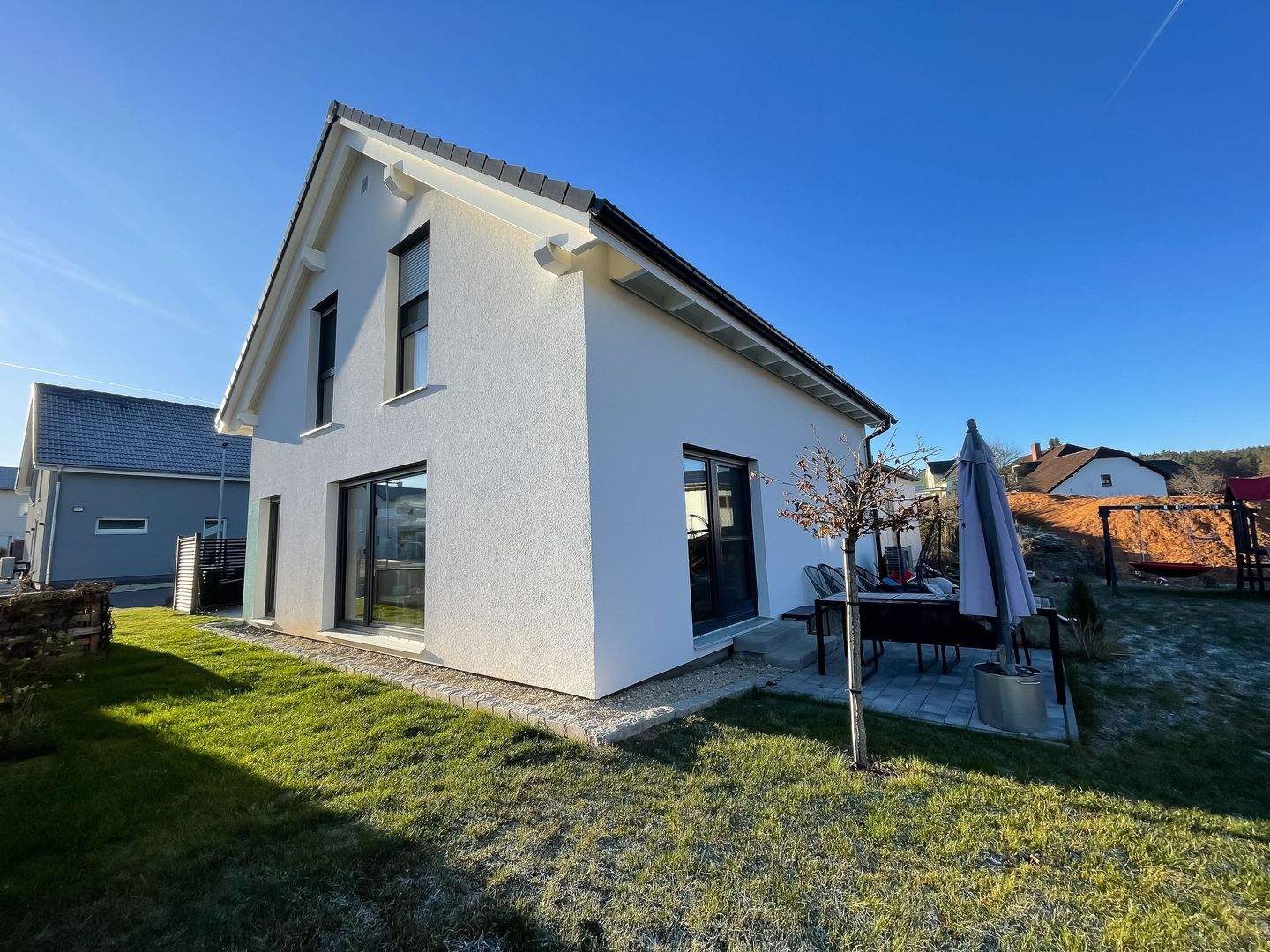 Immobilie in Hirschau - Neuwertiges Energieeffizienzhaus mit PV-Anlage und Wallbox in Holzbauweise! - Bild 1