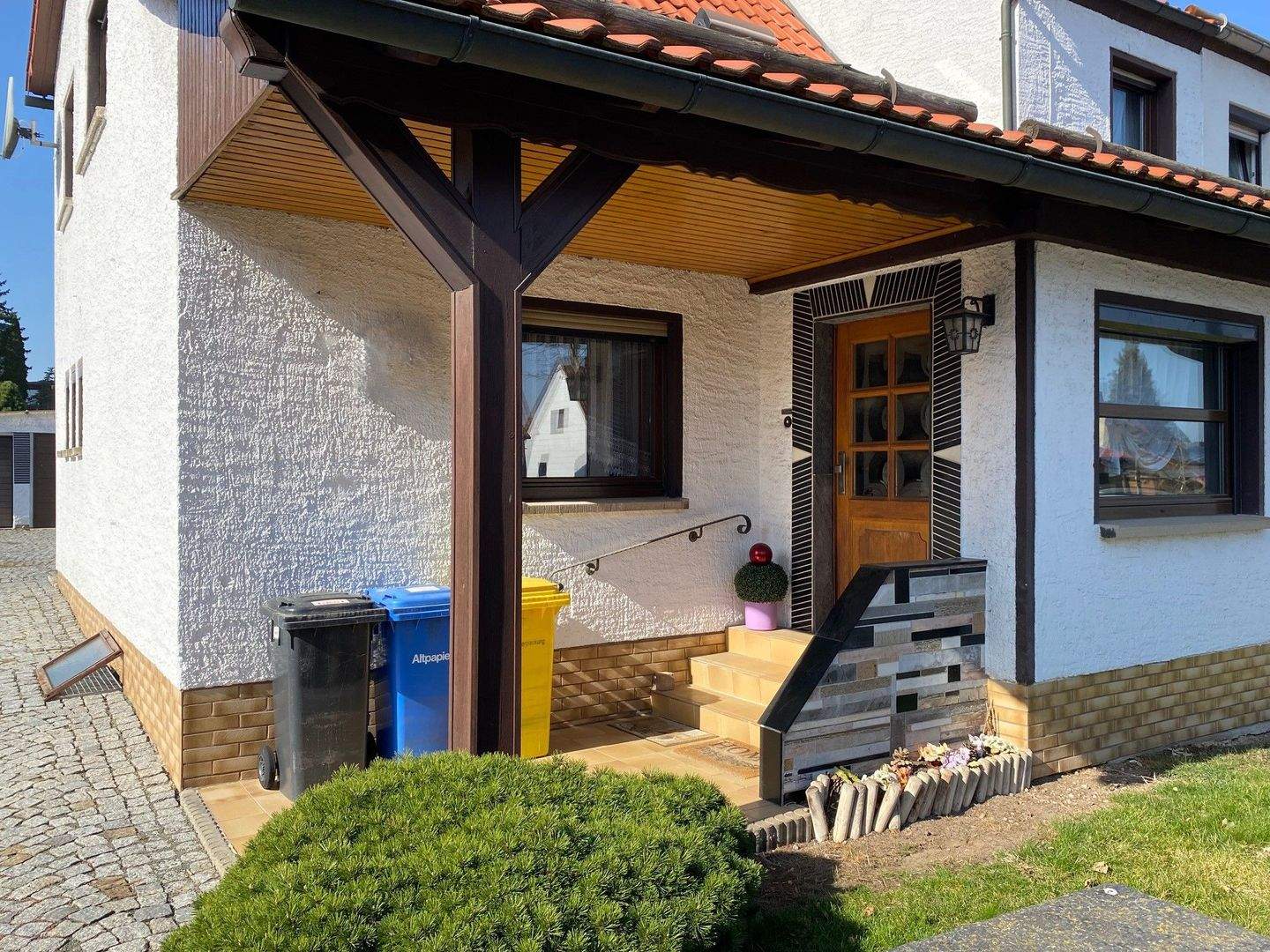 Immobilie in Hermsdorf - Schicke Doppelhaushälfte in Hermsdorf SHK auf großem Grundstück mit reichlich Nebengelass - Bild 1