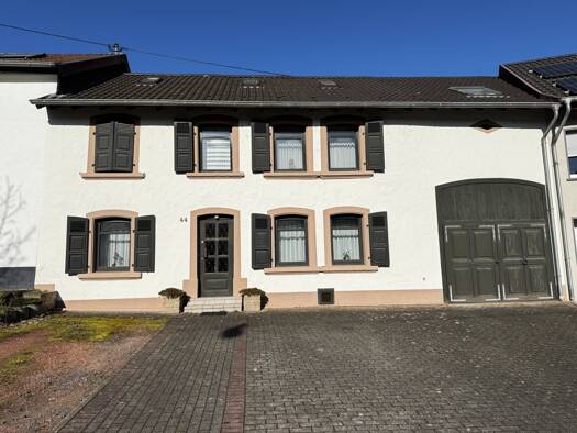 Reihenmittelhaus zum Kauf 259.000 € 10 Zimmer 240 m² 1.289 m² Grundstück Neuforweiler Saarlouis 66740