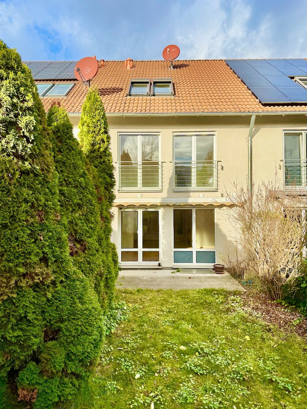 Reihenmittelhaus zur Miete 1.450 € 5 Zimmer 130 m²<br/>Wohnfläche 135 m²<br/>Grundstück 01.12.2024<br/>Verfügbarkeit Unterfarrnbach 102 Fürth 90766