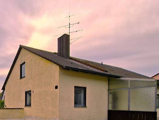 Einfamilienhaus zur Miete 1.300 € 8 Zimmer 260 m² 677 m² Grundstück frei ab sofort Schierling 84069