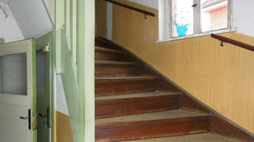 Immobilie in Werdau - Einfamilienhaus (DHH) mit Zufahrt, Carport und Hausgarten in beliebter Wohnlage von Werdau zu verkaufen! - Bild 3