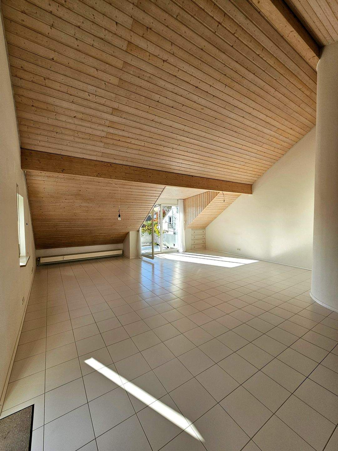 Immobilie in Gottmadingen - Provisionsfrei: Helle 4-Zimmer Dachgeschosswohnung mit 3 Balkonen + 2 Tiefgaragenplätzen - Bild 1