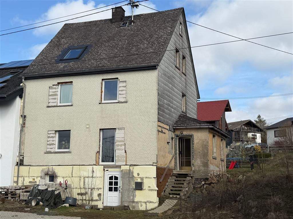 Immobilie in Rennerod - Nähe Rennerod! Wohnhaus, DHH, von innen viel modernisiert, ideal für Handwerker! - Bild 0