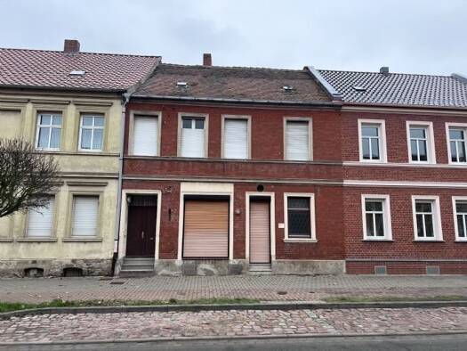 Reihenmittelhaus zum Kauf 65.000 € 140 m² 474 m² Grundstück Arneburger Straße 32 Tangermünde 39590