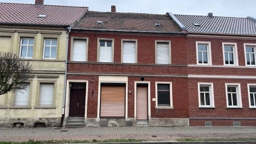 Reihenmittelhaus zum Kauf 65.000 € 140 m² 474 m² Grundstück Arneburger Straße 32 Tangermünde 39590