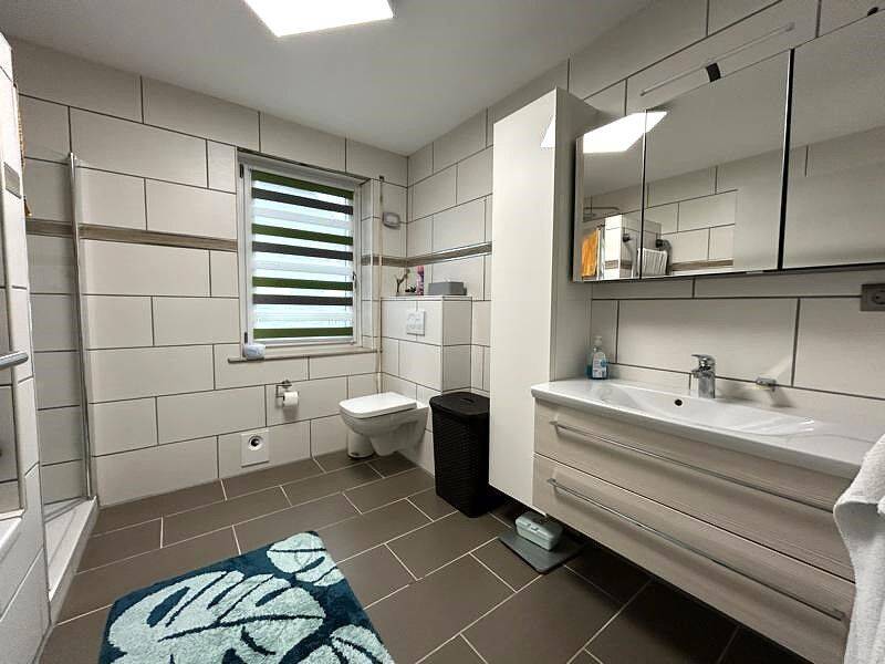 Immobilie in Prichsenstadt - Attraktives Anlageobjekt im Grünen -3 Familienwohnhaus mit großem Grundstück in ruhiger Lage- - Bild 4