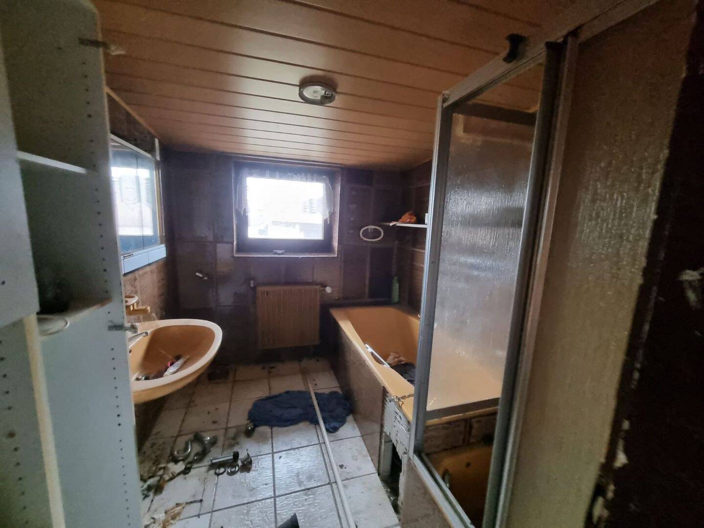 Immobilie in Fensterbach - Großes Grundstück mit renovierungsbedürftigem Wohnhaus, Stall und Garagen - Bild 4