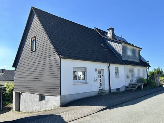 Doppelhaushälfte zum Kauf 89.000 € 4 Zimmer 95 m² 136 m² Grundstück Biekhofen Attendorn 57439
