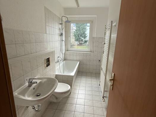 Wohnung zur Miete 394 € 3 Zimmer 71,8 m² Haselbrunn Plauen 08525