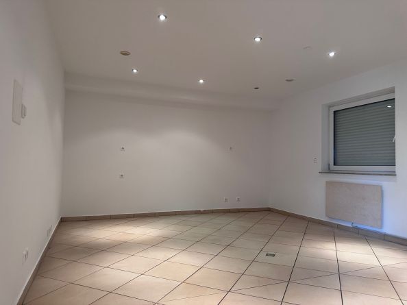 Bürofläche zur Miete 1.452 € 5 Zimmer 161 m²<br/>Bürofläche ab 66 m²<br/>Teilbarkeit Neutraubling 93073