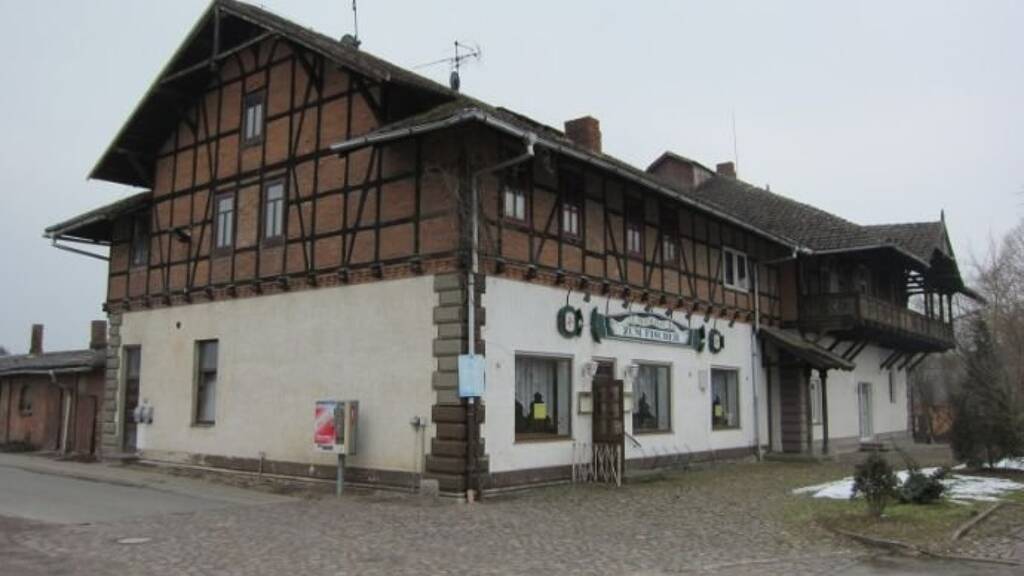 Haus zum Kauf provisionsfrei 100.000 € 10 Zimmer 303 m² 1.387 m² Grundstück Krakower Straße 13 Kuchelmiß 18292