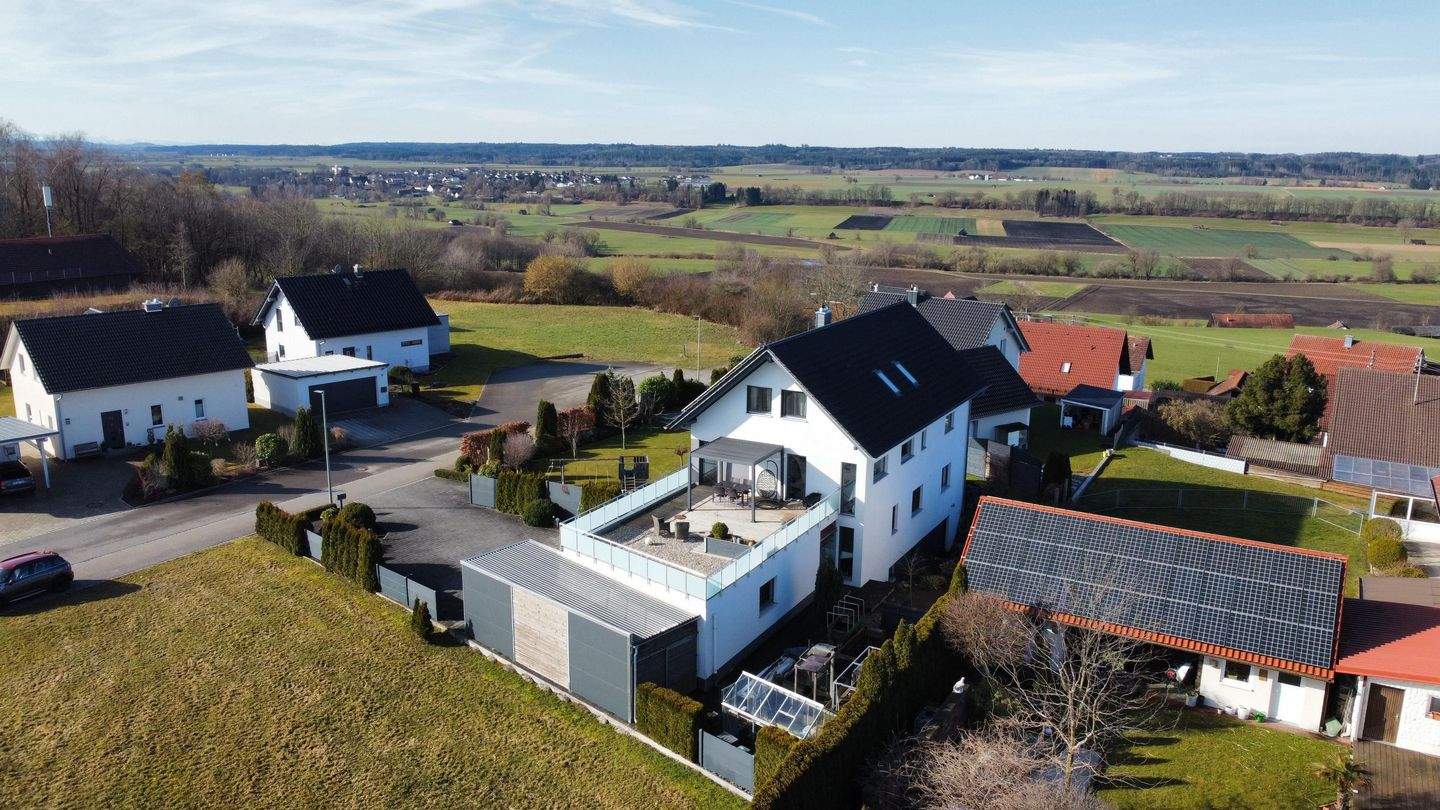 Immobilie in Oberschönegg - Zweifamilienhaus mit Pool, Dachterrasse, unverbaubarem Ausblick im schönen Unterallgäu - Bild 4