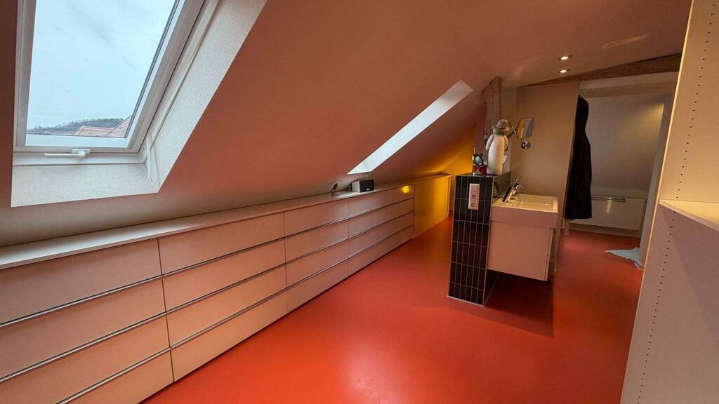 Denkmal-Dach-Maisonette mit Galerie - 82 m² Wfl. + 33 m² wohnlich ausgebaute Studio-Nutzfläche