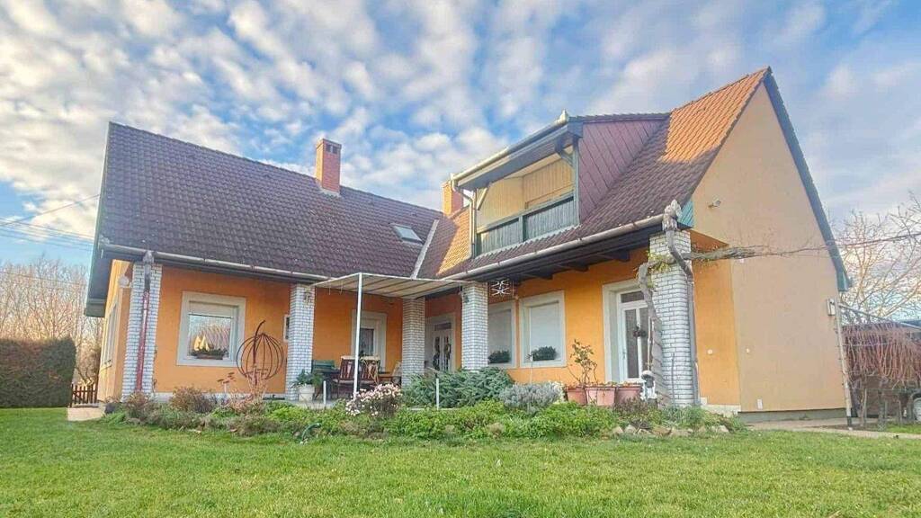 Haus zum Kauf provisionsfrei 206.000 € 6 Zimmer 250 m² 1.000 m² Grundstück Ajka 8400