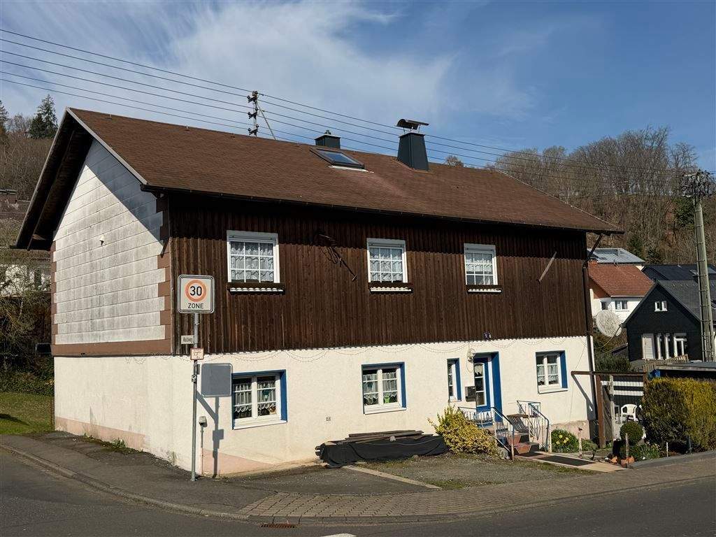 Immobilie in Burbach - Burbach OT! Großzügiges Wohnhaus in gutem Zustand, 3 Garagen, plus kleiner Halle! - Bild 2