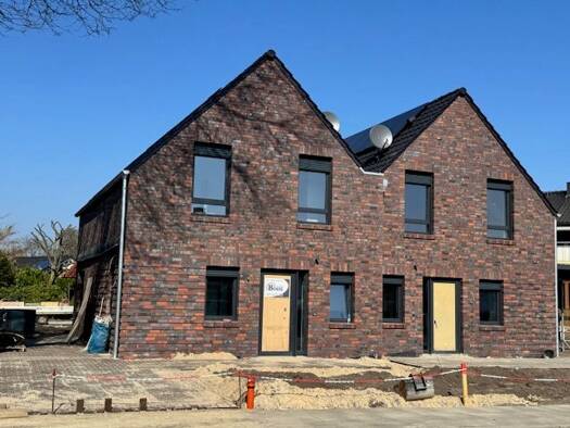 Doppelhaushälfte zur Miete 1.200 € 5 Zimmer 103 m² 300 m² Grundstück frei ab 01.06.2026 Lohne 49393