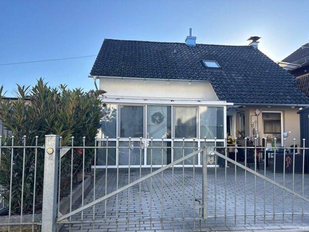 Haus zum Kauf 219.000 € 7 Zimmer 116 m² 165 m² Grundstück Winzer 94577