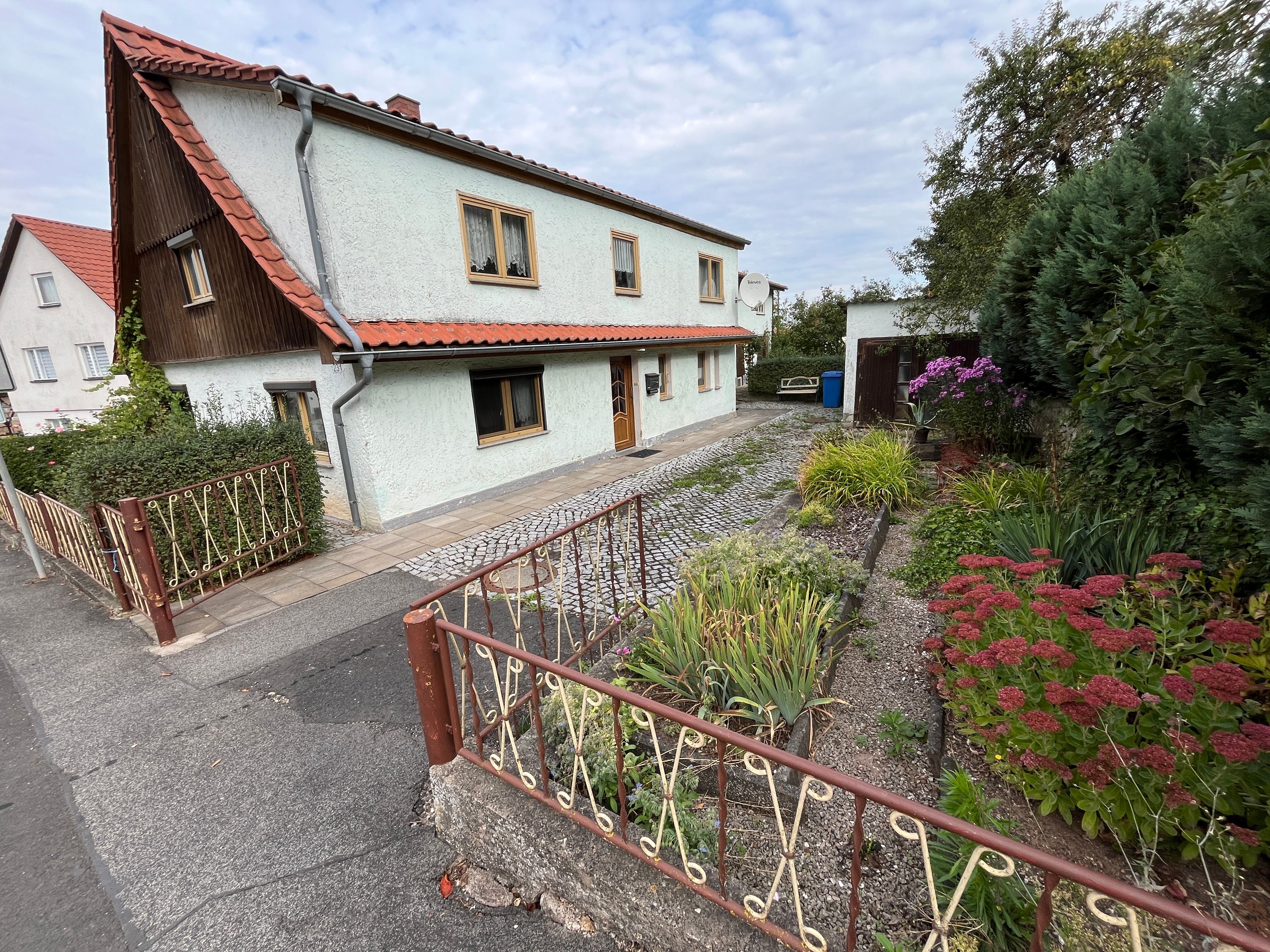 Einfamilienhaus zum Kauf 142.000 € 4 Zimmer 130 m²<br/>Wohnfläche 365 m²<br/>Grundstück ab sofort<br/>Verfügbarkeit Henneberger Hauptstr. 23 Henneberg Henneberg 98617