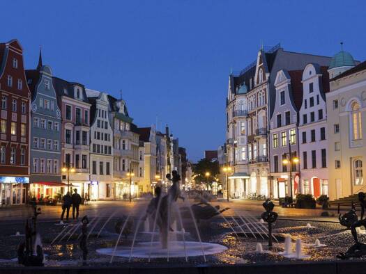 Wohnung zur Miete 689 € 2 Zimmer 68,9 m² 3. Geschoss frei ab 01.06.2026 Stadtmitte Rostock 18055