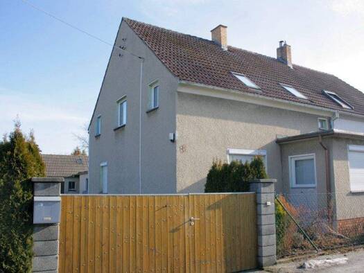 Doppelhaushälfte zum Kauf provisionsfrei 85.000 € 5 Zimmer 103,1 m² 903 m² Grundstück frei ab sofort Bernsdorf 02994