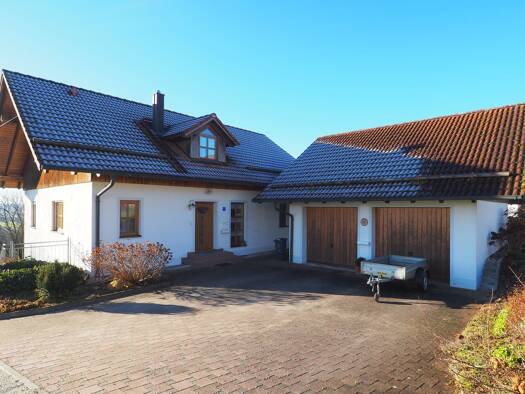 Mehrfamilienhaus zur Miete 1.300 € 6 Zimmer 150 m² 3.000 m² Grundstück frei ab 01.09.2026 Alkofen Vilshofen an der Donau 94474