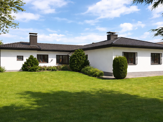Bungalow zur Miete 3.950 € 7 Zimmer 230 m² 900 m² Grundstück frei ab sofort Schwanheim Frankfurt am Main 60529