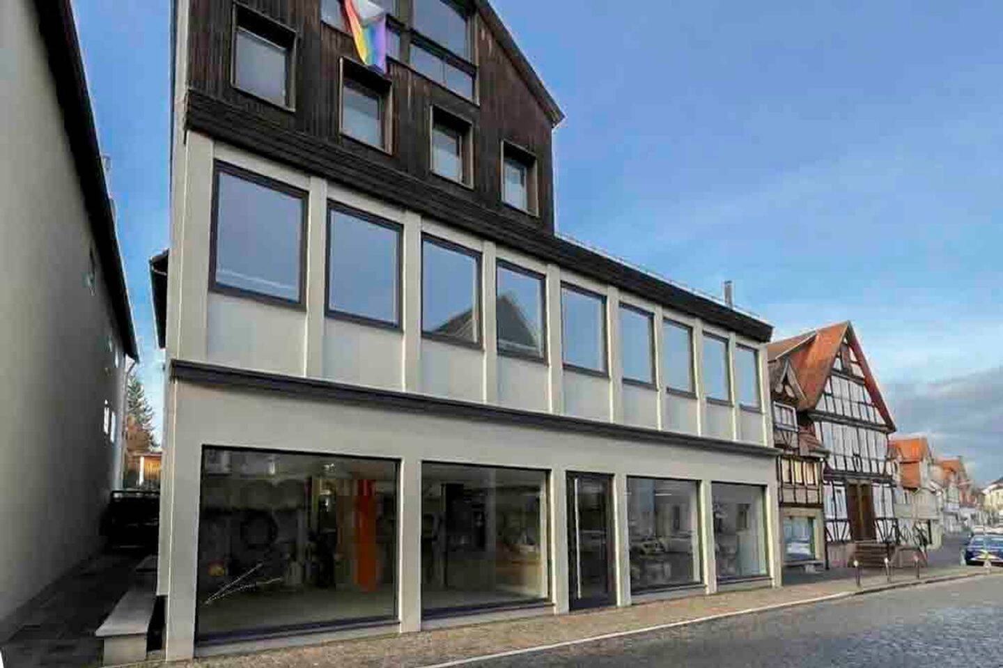 Immobilie in Lauterbach - Renditeobjekt in Lauterbach - Zweifamilienhaus mit Gewerbeeinheit und Büroflächen in zentraler Lage - Bild 1