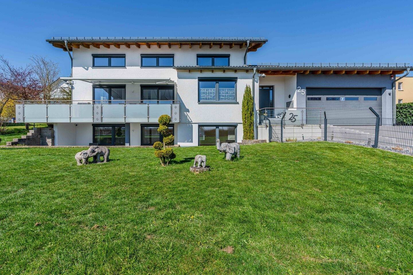 Immobilie in Ballendorf - RUHE PUR - GROSSZÜGIGES EINFAMILIENHAUS MIT EINLIEGERWOHNUNG  IN BALLENDORF - Bild 1