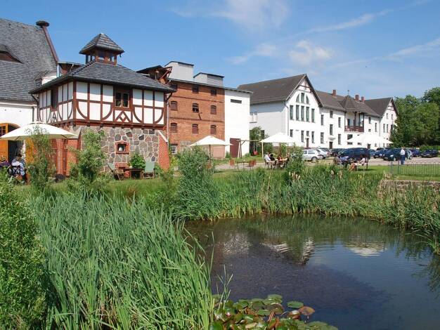 Schloss zum Kauf provisionsfrei 24.450 € 400 Zimmer 10.660 m² 57.500 m² Grundstück Parkstraße 3 Blücherhof Klocksin 17194