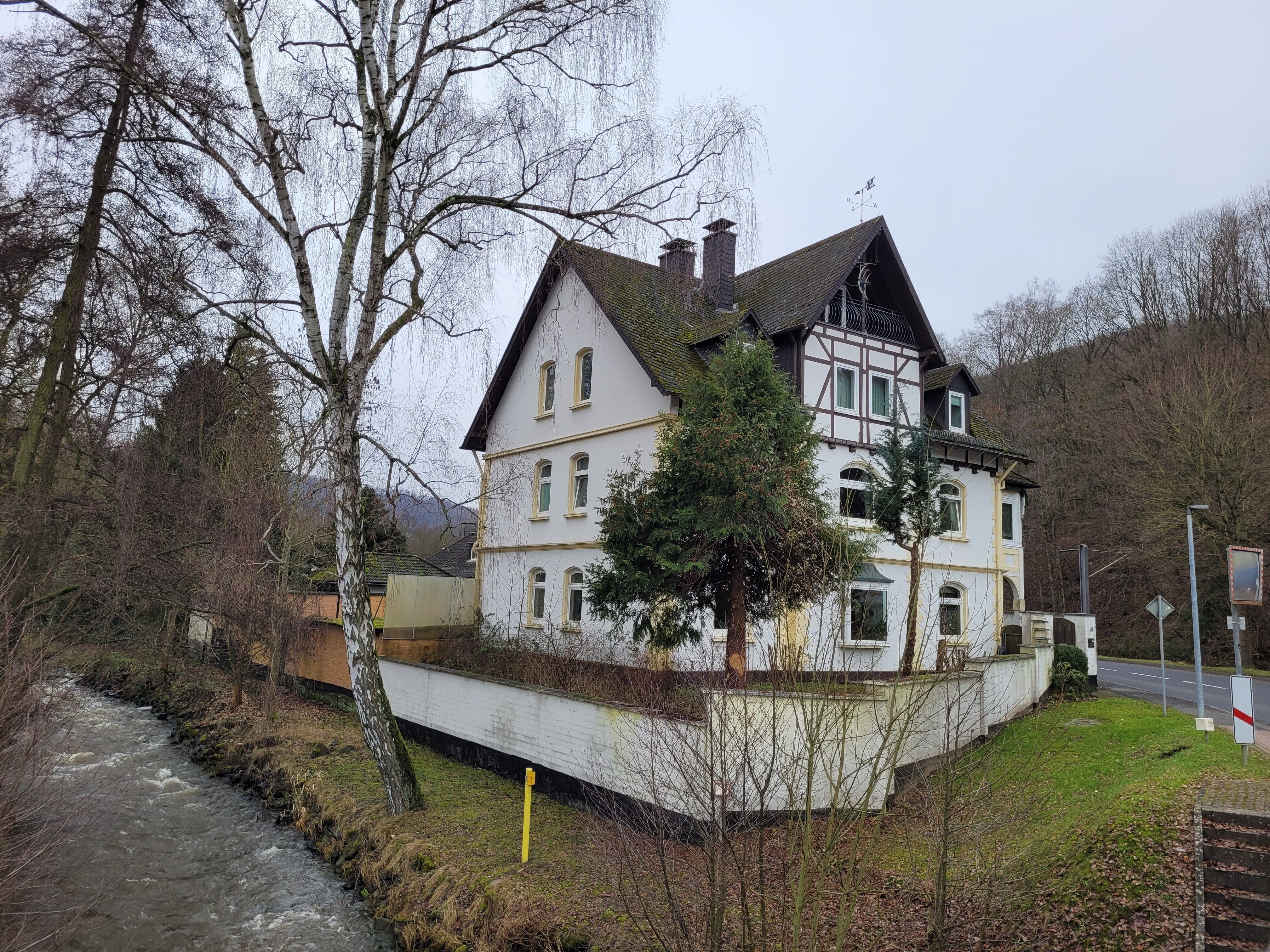 Mehrfamilienhaus zum Kauf 325.900 € 326 m²<br/>Wohnfläche 1.000 m²<br/>Grundstück Helsa Helsa 34298