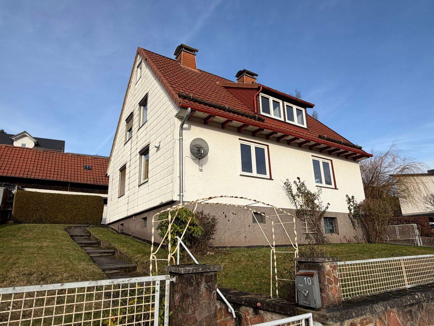 Immobilie in Großalmerode - Attraktives Zweifamilienhaus – ruhig gelegen, mit tollem Ausblick - Bild 1