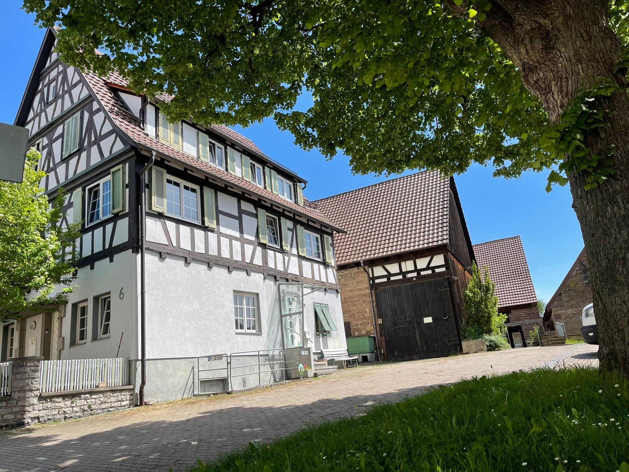 Mehrfamilienhaus zum Kauf provisionsfrei 469.000 € 8 Zimmer 185 m²<br/>Wohnfläche 325 m²<br/>Grundstück Schönenberger Straße 6 Ötisheim Ötisheim 75443