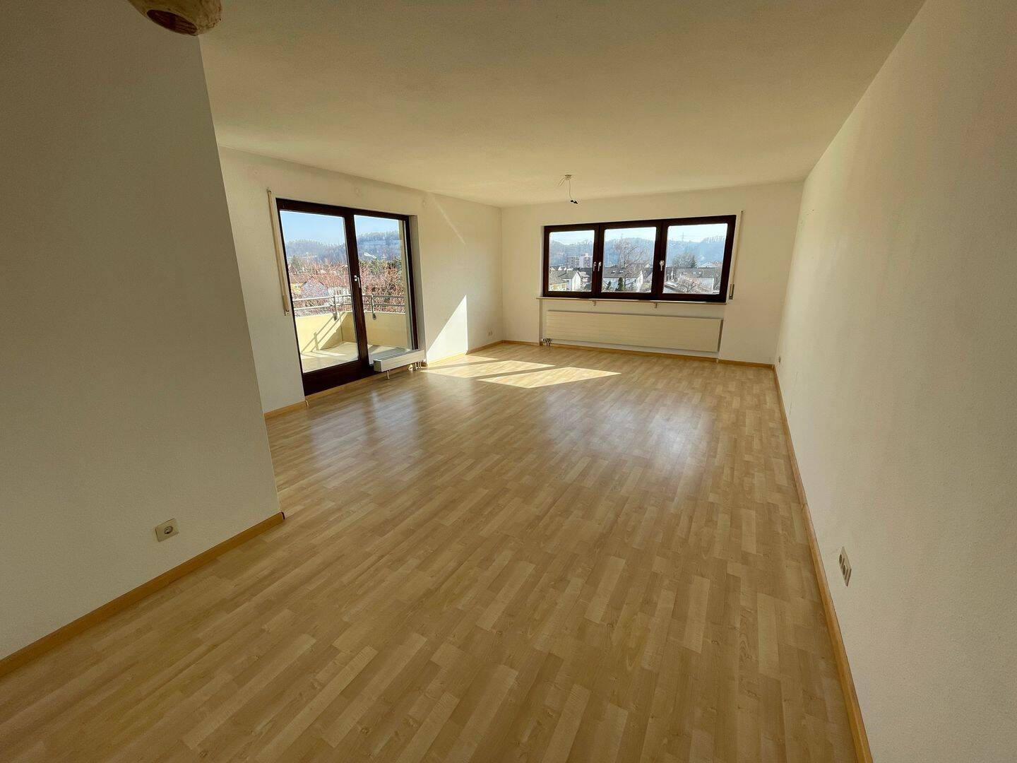 Immobilie in Steinen - Für Selbstrenovierer! 3-Zimmer-Wohnung mit großem Balkon, TG-Stellplatz in toller Lage in Steinen - Bild 2