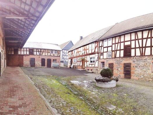 Haus zum Kauf provisionsfrei 12 Zimmer 150 m² 1.111 m² Grundstück Frohnhausen 35088