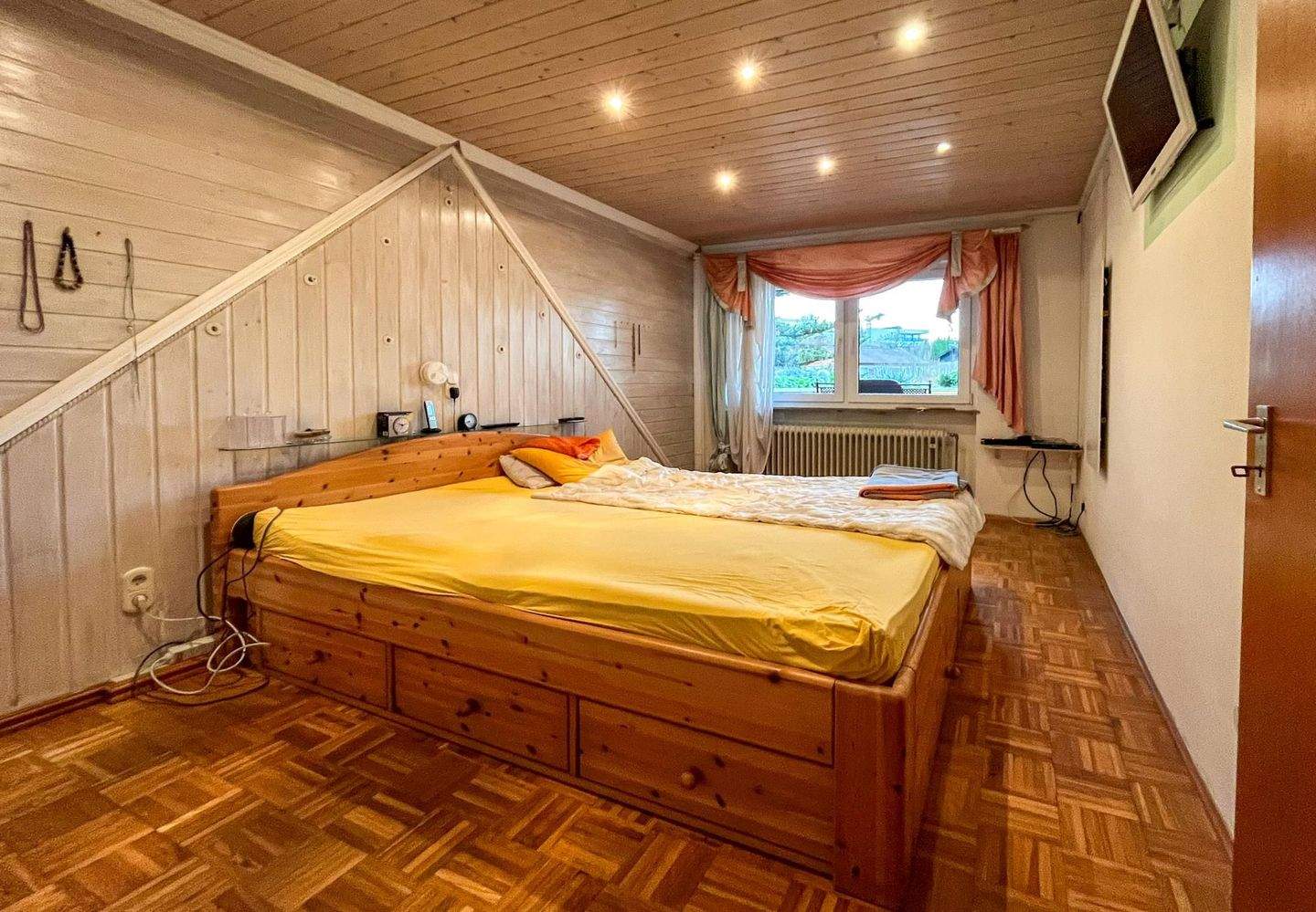 Immobilie in Veitshöchheim - Fast wie ein Haus: 5-Zimmer-Wohnung mit außergewöhnlicher Terrasse und Grünblick - Bild 3