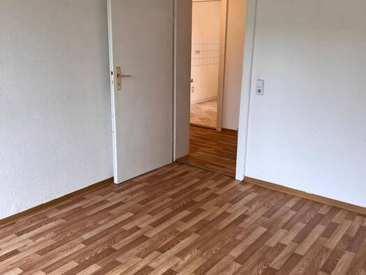 Wohnung zur Miete 383 € 3 Zimmer 63,6 m² EG frei ab sofort Lungwitzer Straße 28 Glauchau 08371