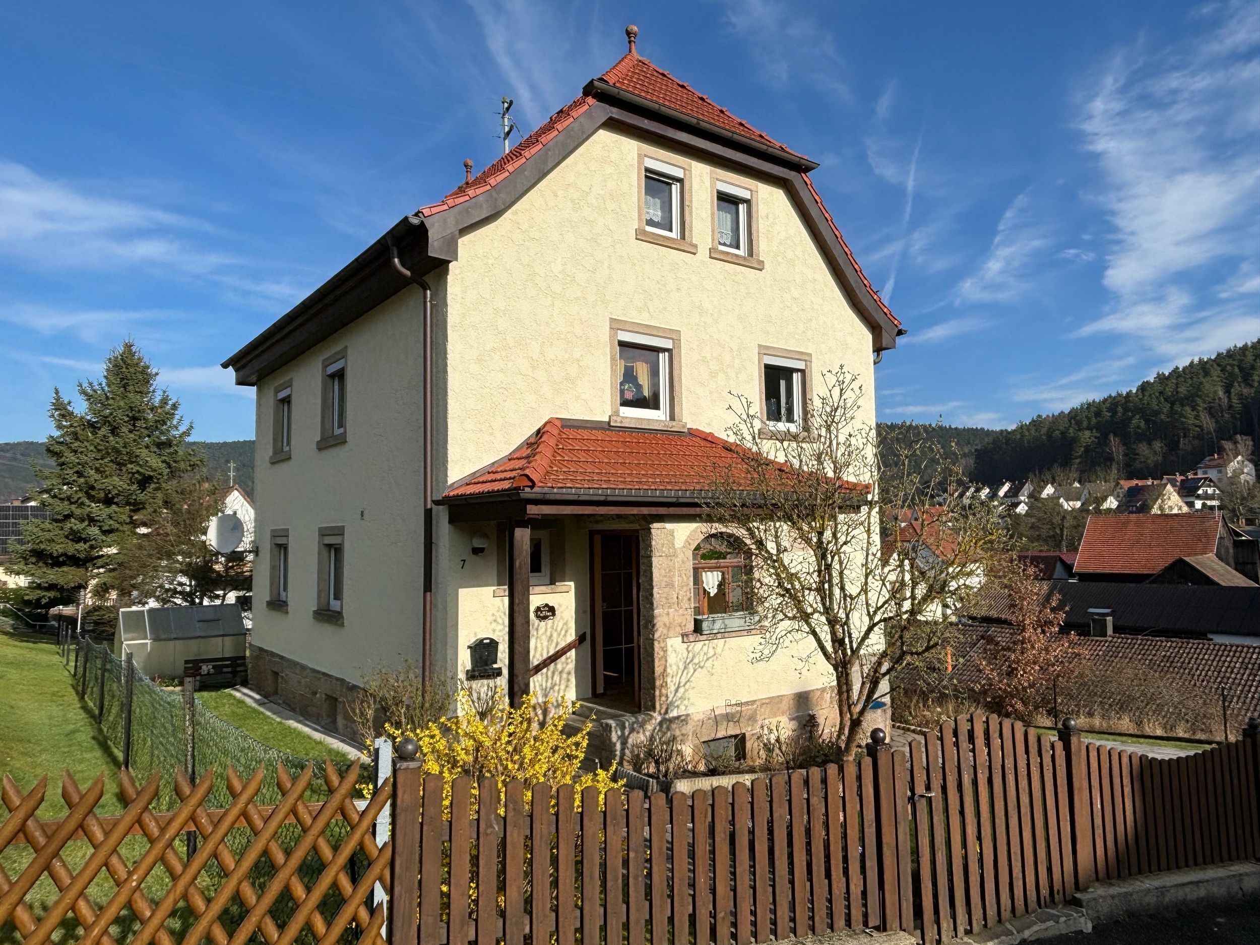 Einfamilienhaus zum Kauf 229.000 € 6 Zimmer 150 m²<br/>Wohnfläche 955 m²<br/>Grundstück 01.02.2025<br/>Verfügbarkeit Weißenbrunn Weißenbrunn 96369