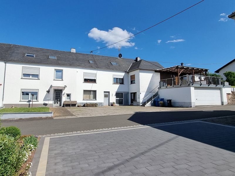 Einfamilienhaus zum Kauf 295.000 € 9 Zimmer 270 m²<br/>Wohnfläche 1.080 m²<br/>Grundstück Spangdahlem 54529