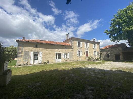 Haus zum Kauf 399.000 € 279 m² 5.369 m² Grundstück Bécheresse 16250