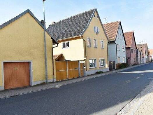 Bauernhaus zum Kauf 7 Zimmer 262 m² 670 m² Grundstück frei ab sofort Großlangheim 97320