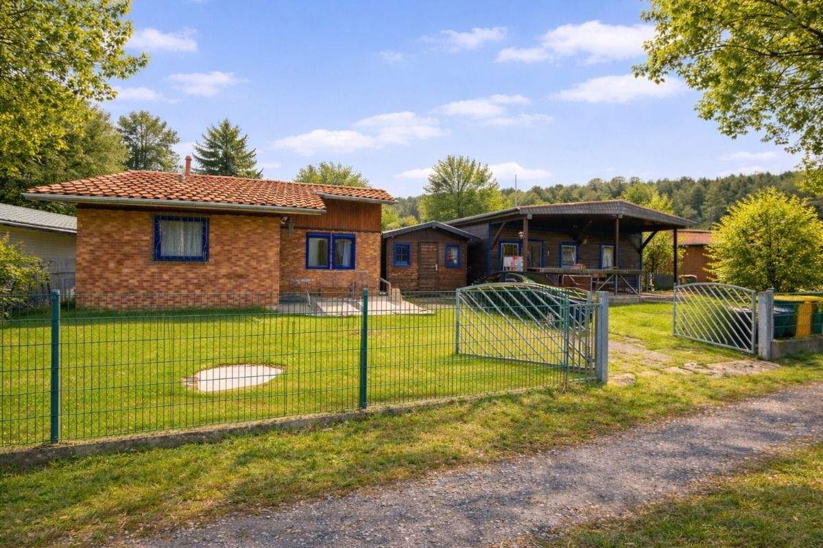 Immobilie in Hirzenhain - Charmante Ferienanlage auf 705 m² Grundstück - zwei Häuser, großer Garten, Kamin & viel Platz - Bild 0