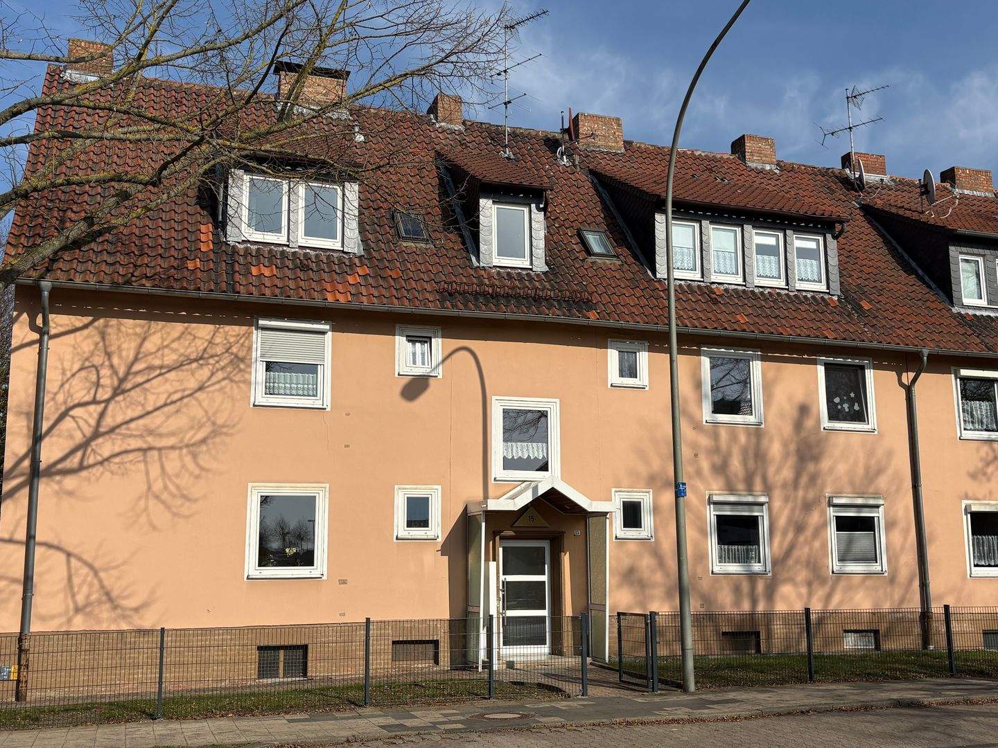 Immobilie in Helmstedt - Schnuckelige 2-Zimmer-Dachgeschoss-Wohnung mit Gartenanteil - Bild 2